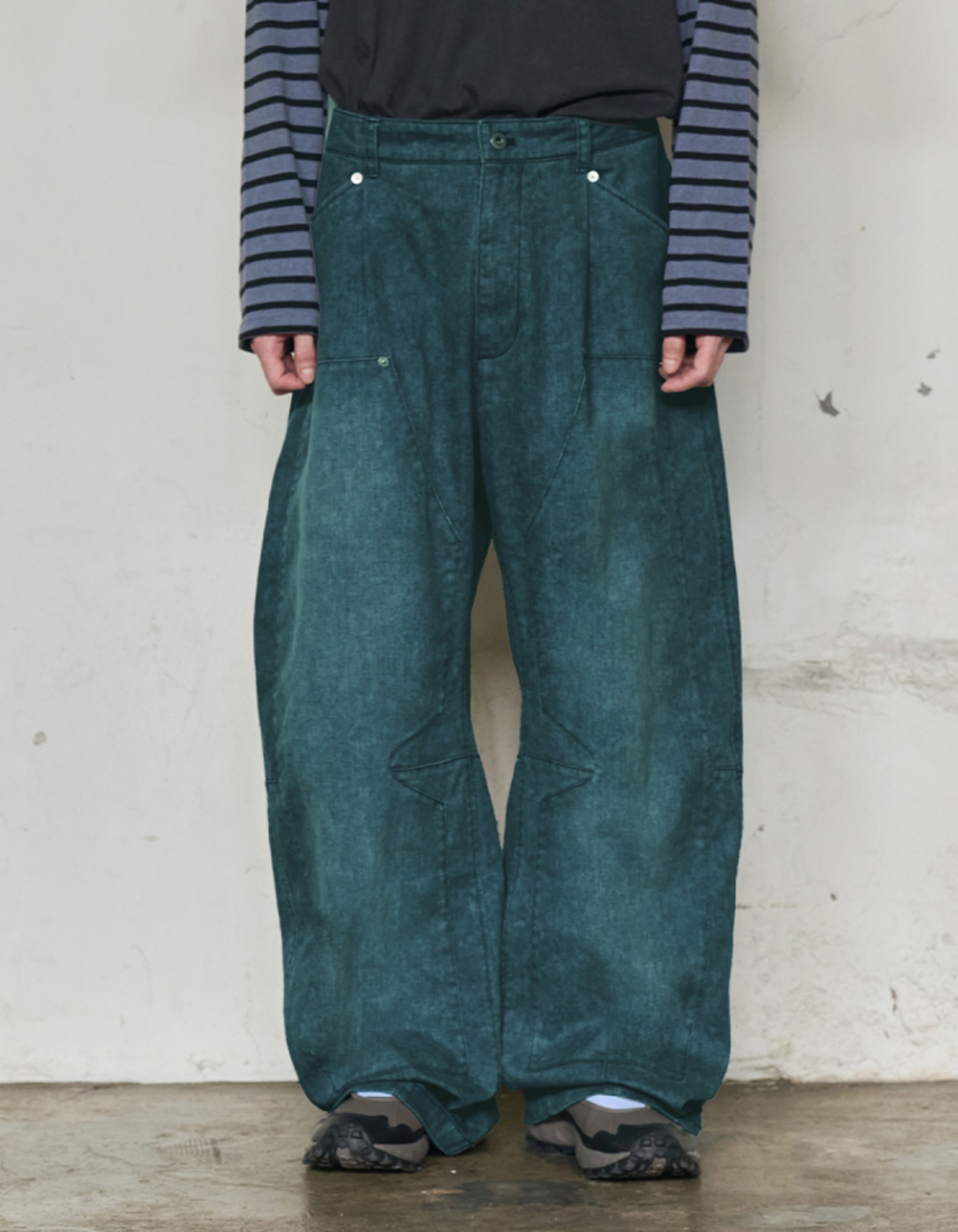 BROKEN TRACE CURVED CARPENTER JEANS