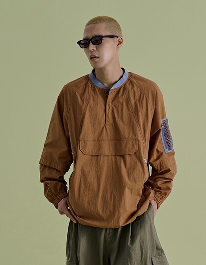 MESH PANELED ANORAK CAMEL