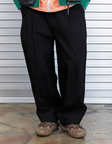 WIDE SEMI CARROT CHINO PANTS (BLACK)