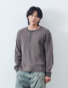 WAFFLE HERNY NECK T-SHIRTS (CHARCOAL)