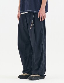 CONTRAST STITCH NYLON ONE TUCK PANTS (NAVY)