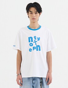 SCATTERED SIGNATURE TYPO TEE (WHITE)