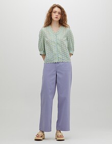 자수 브이넥 프릴 블라우스