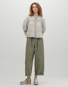 배색 자수 블라우스