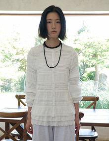 오픈형 레이스 블라우스