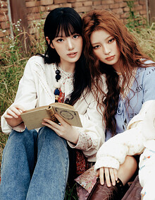 [KiiiKiii 착용] 플라워 자수 포인트 블라우스