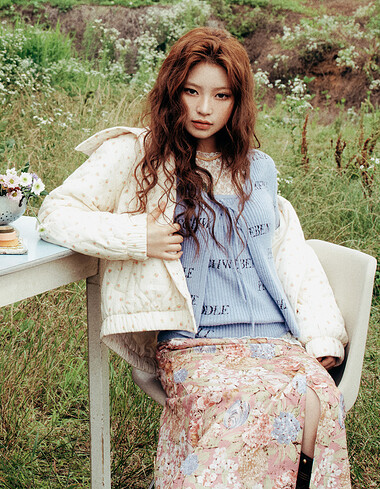 [KiiiKiii 착용] 플라워 패턴 후드 점퍼