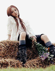 [KiiiKiii 착용] 플라워 시스루 터틀넥 티셔츠