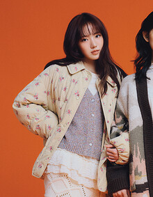 [KiiiKiii 착용] 플라워 하프 덕 다운 점퍼