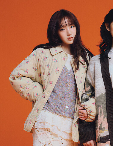 [KiiiKiii 착용] 플라워 하프 덕 다운 점퍼