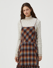 주름 자카드 터틀넥 티셔츠