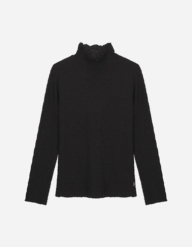 주름 자카드 터틀넥 티셔츠