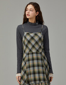 포인트 자수 터틀넥 티셔츠