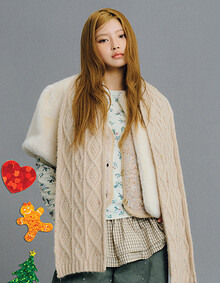 [KiiiKiii 착용] 브이넥 부클 니트 베스트