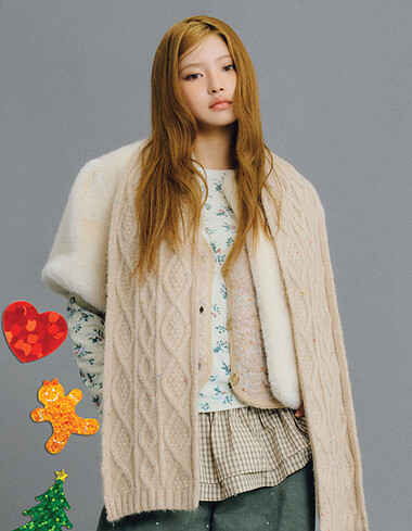 [KiiiKiii 착용] 브이넥 부클 니트 베스트