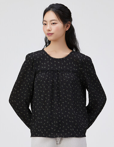 라운드넥 요크 플라워 블라우스