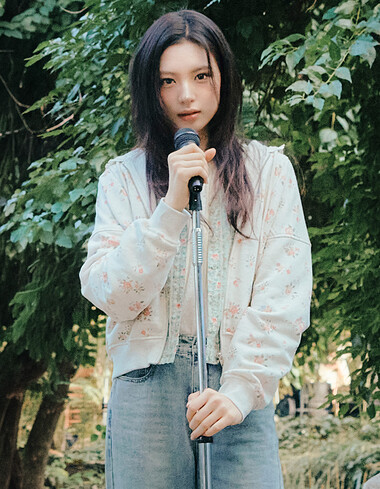 [KiiiKiii 착용] 플라워 패턴 브이넥 블라우스