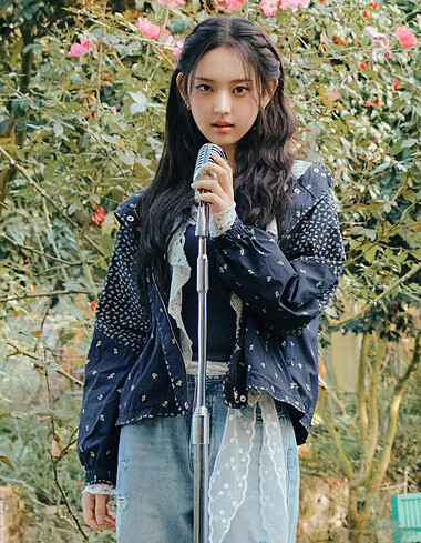 [KiiiKiii 착용] 레이스 프릴 패턴 블라우스