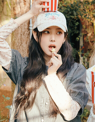 [KiiiKiii 착용] 플라워 레터링 캡모자