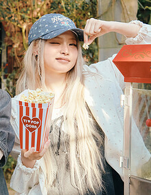 [KiiiKiii 착용] 플라워 레터링 캡모자