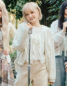 [KiiiKiii 착용] 셔링포인트 플라워 패턴 점퍼