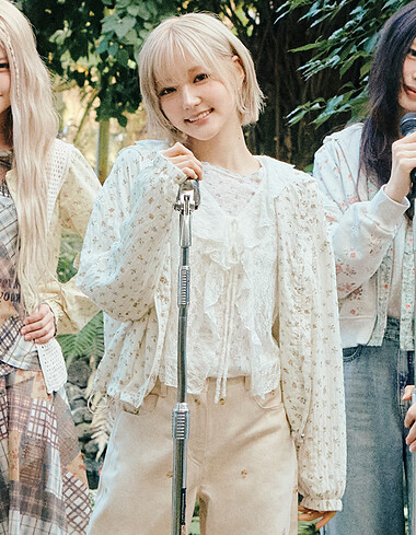 [KiiiKiii 착용] 셔링포인트 플라워 패턴 점퍼