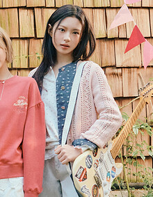 [KiiiKiii 착용] 플라워 헨리넥 티셔츠