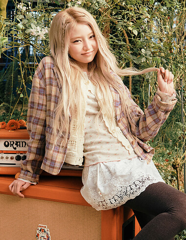 [KiiiKiii 착용] 플라워 헨리넥 티셔츠