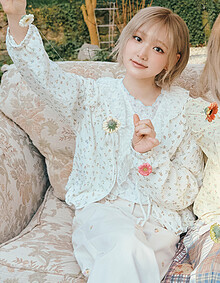 [KiiiKiii 착용] 플라워 패턴 라운드넥 티셔츠