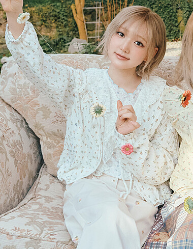 [KiiiKiii 착용] 플라워 패턴 라운드넥 티셔츠