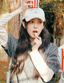 [KiiiKiii 착용] 플라워 패턴 라운드넥 티셔츠