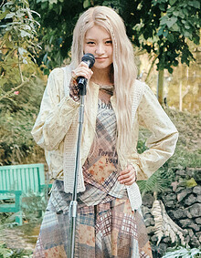 [KiiiKiii 착용] 빈티지 체크 프린트 티셔츠