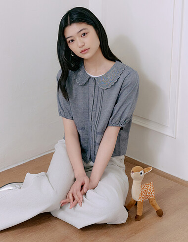스칼럽 카라 반소매 블라우스