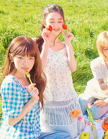 [KiiiKiii 착용] 플라워 프릴 슬리브리스 탑