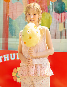 [KiiiKiii 착용] 플라워 프릴 슬리브리스 탑