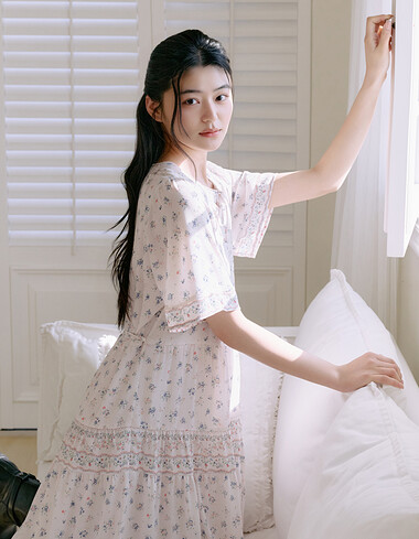 플로럴 무드 핀턱 디테일 원피스