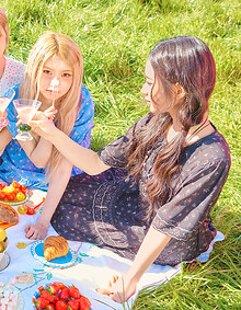 [KiiiKiii 착용] 플로럴 무드 핀턱 디테일 원피스