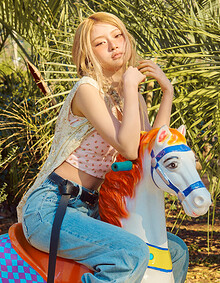 [KiiiKiii 착용] 배색 절개 슬리브리스 탑